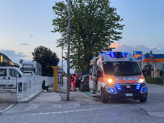 Sfondano parabrezza dell’ambulanza a bottigliate, l’aggressione a Porto d’Ascoli
